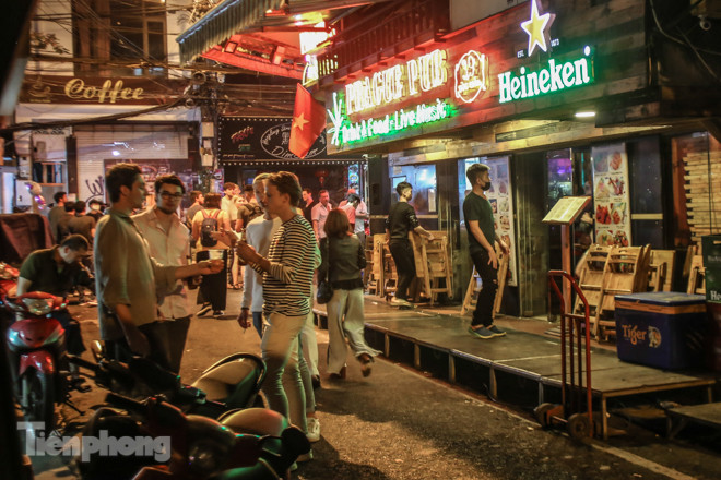 Quán bar, quán nhậu phố cổ đóng cửa, khách Tây ngẩn ngơ ảnh 11