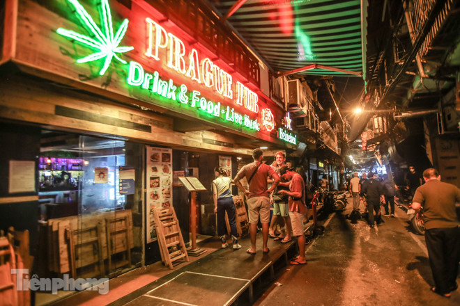 Quán bar, quán nhậu phố cổ đóng cửa, khách Tây ngẩn ngơ ảnh 14