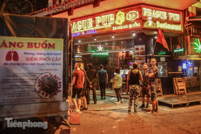 Quán bar, quán nhậu phố cổ đóng cửa, khách Tây ngẩn ngơ ảnh 13