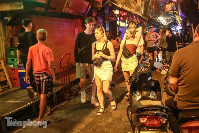 Quán bar, quán nhậu phố cổ đóng cửa, khách Tây ngẩn ngơ ảnh 10