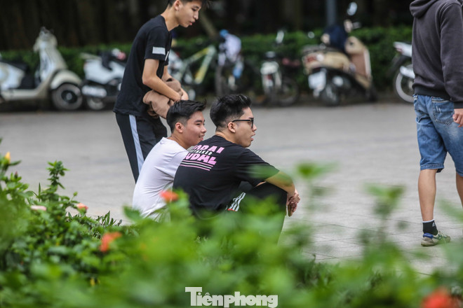 Hà Nội trước giờ 'cách ly toàn xã hội' ảnh 14