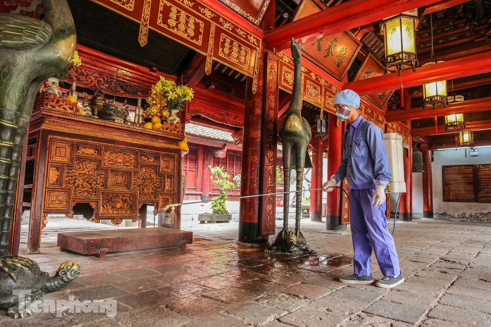 Hà Nội phun khử trùng hàng loạt di tích ảnh 8