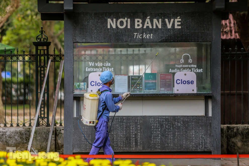Hà Nội phun khử trùng hàng loạt di tích ảnh 9