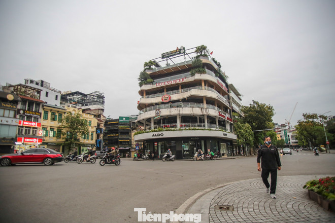 Hà Nội trước giờ 'cách ly toàn xã hội' ảnh 16