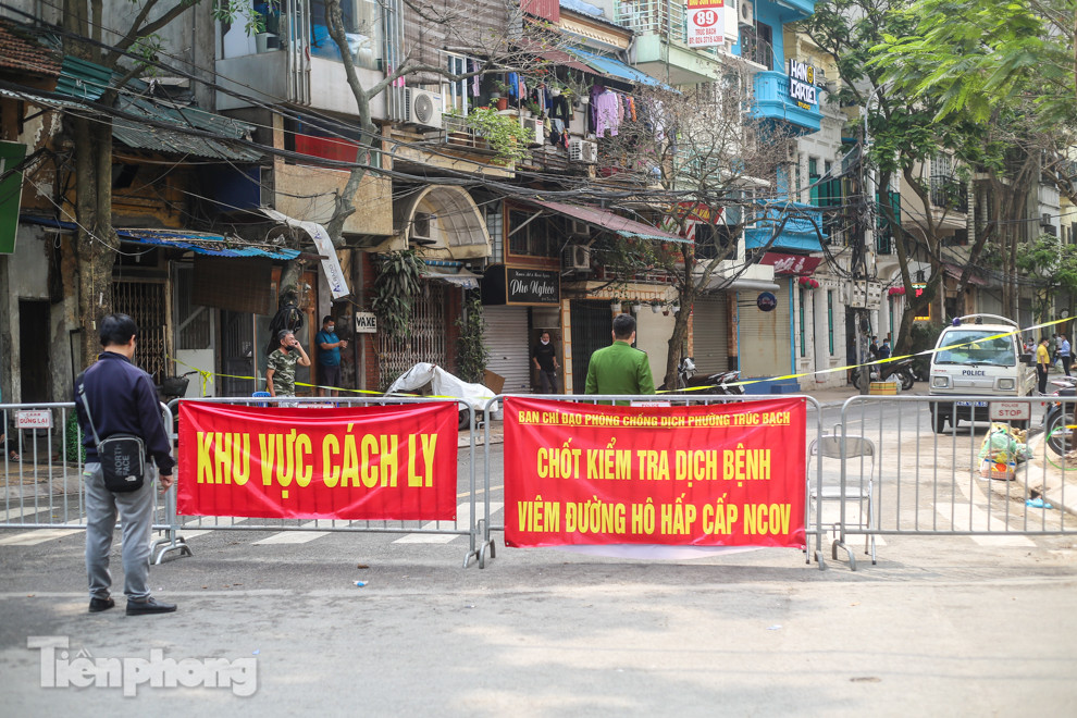 Nhịp sống 'chậm' xung quanh phố Trúc Bạch bị cách ly ảnh 1