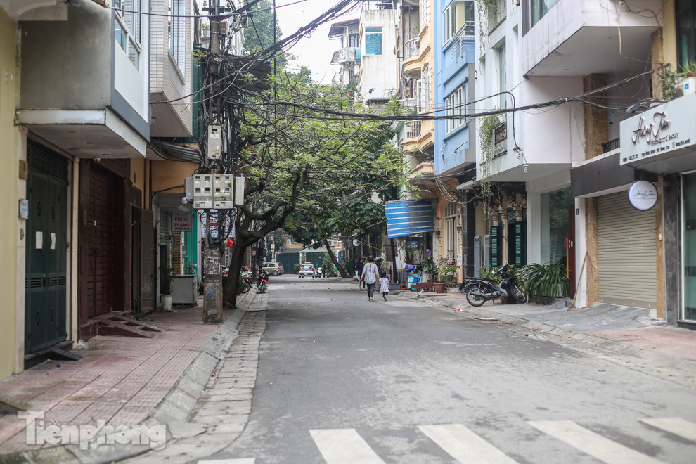 Nhịp sống 'chậm' xung quanh phố Trúc Bạch bị cách ly ảnh 8