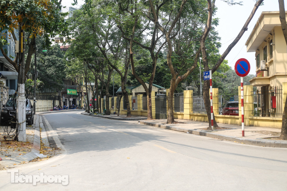 Nhịp sống 'chậm' xung quanh phố Trúc Bạch bị cách ly ảnh 12