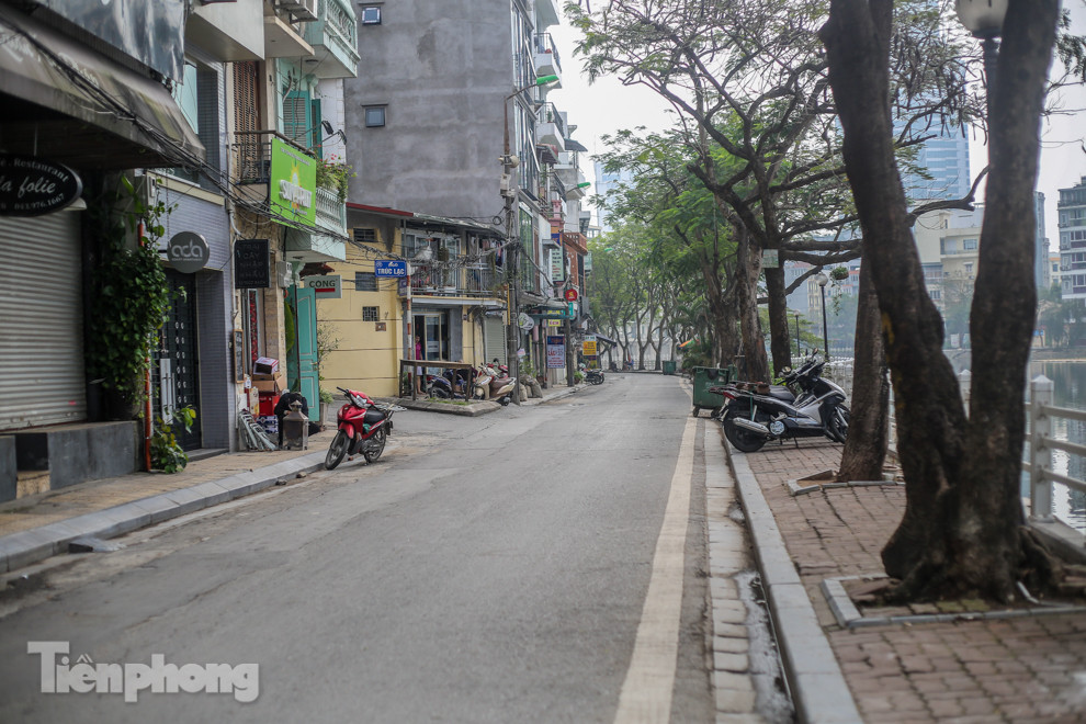 Nhịp sống 'chậm' xung quanh phố Trúc Bạch bị cách ly ảnh 3