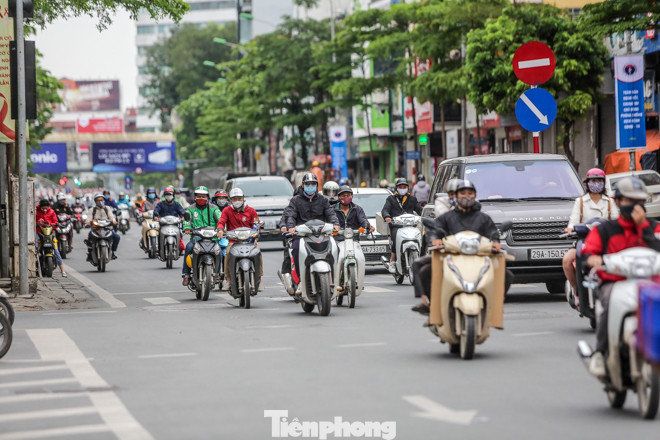 Hà Nội trước giờ 'cách ly toàn xã hội' ảnh 5