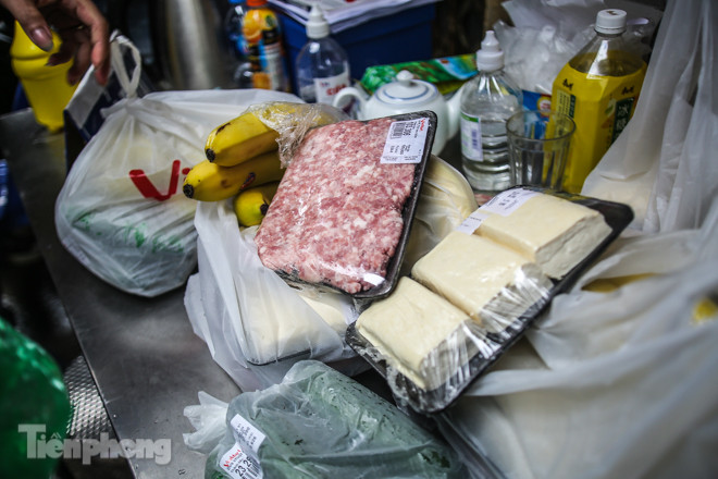 Phát thực phẩm miễn phí cho người dân khu cách ly ảnh 2