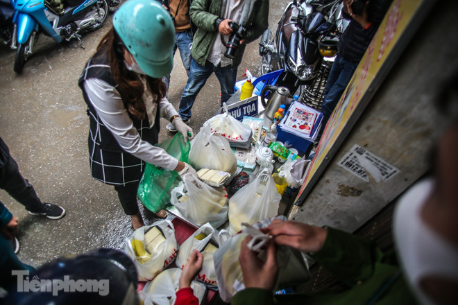 Phát thực phẩm miễn phí cho người dân khu cách ly ảnh 1