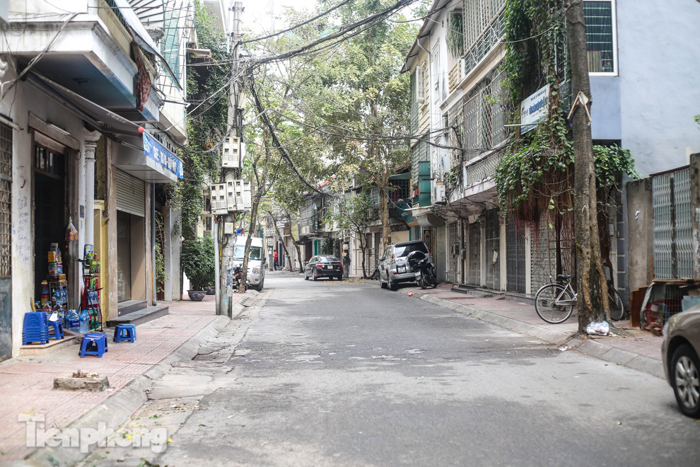 Nhịp sống 'chậm' xung quanh phố Trúc Bạch bị cách ly ảnh 7