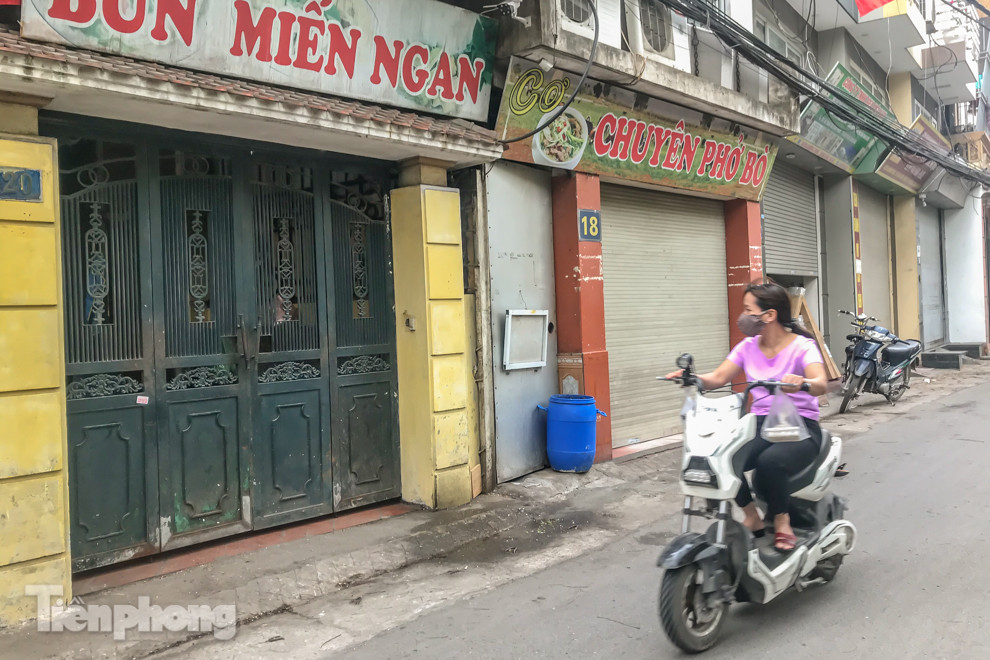 Cách ly ngõ nhỏ nhà nữ tiếp viên hàng không dương tính với Covid-19 ảnh 8