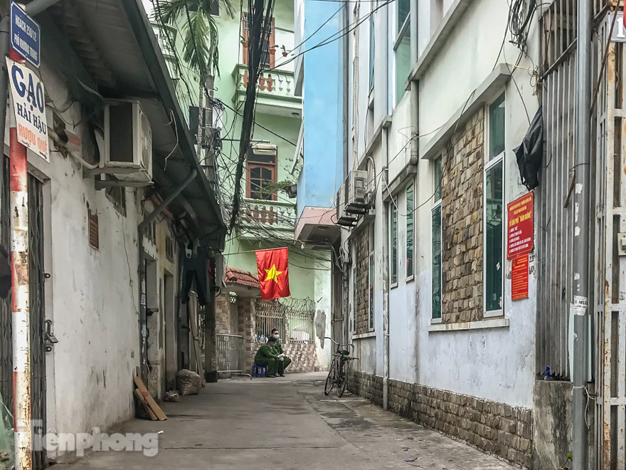 Cách ly ngõ nhỏ nhà nữ tiếp viên hàng không dương tính với Covid-19 ảnh 4