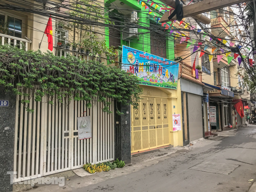 Cách ly ngõ nhỏ nhà nữ tiếp viên hàng không dương tính với Covid-19 ảnh 9