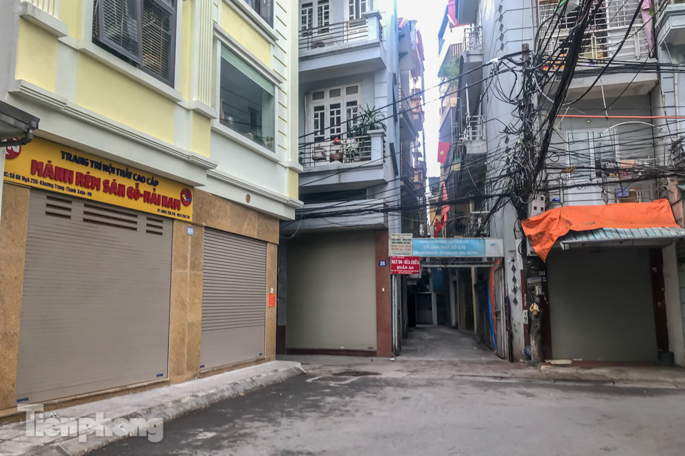 Cách ly ngõ nhỏ nhà nữ tiếp viên hàng không dương tính với Covid-19 ảnh 11