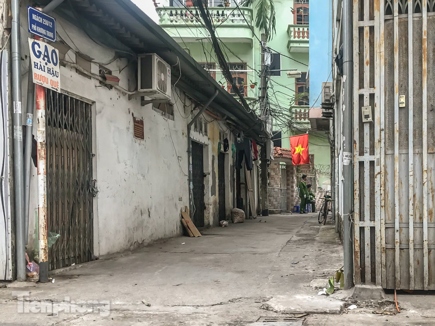 Cách ly ngõ nhỏ nhà nữ tiếp viên hàng không dương tính với Covid-19 ảnh 1