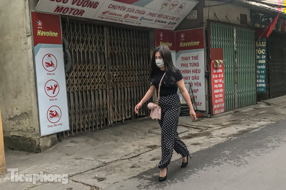 Cách ly ngõ nhỏ nhà nữ tiếp viên hàng không dương tính với Covid-19 ảnh 10