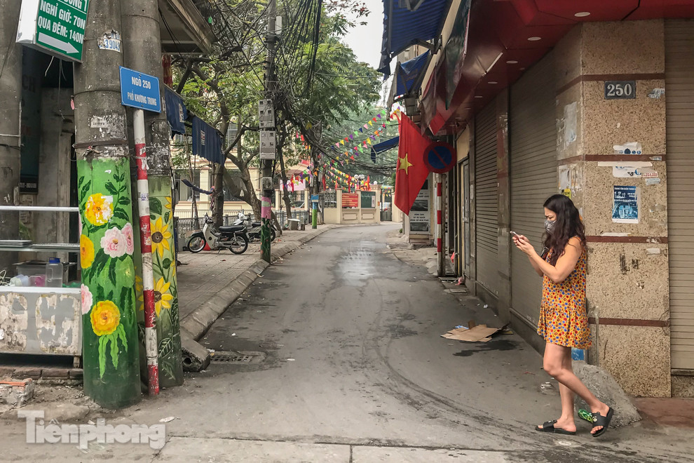 Cách ly ngõ nhỏ nhà nữ tiếp viên hàng không dương tính với Covid-19 ảnh 5