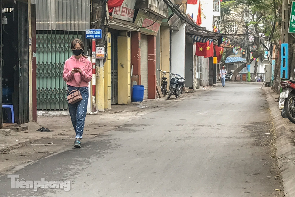 Cách ly ngõ nhỏ nhà nữ tiếp viên hàng không dương tính với Covid-19 ảnh 6