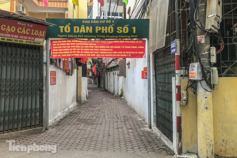 Cách ly ngõ nhỏ nhà nữ tiếp viên hàng không dương tính với Covid-19 ảnh 12