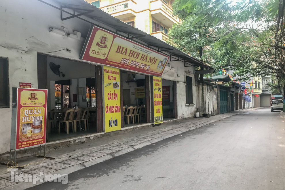 Cách ly ngõ nhỏ nhà nữ tiếp viên hàng không dương tính với Covid-19 ảnh 7