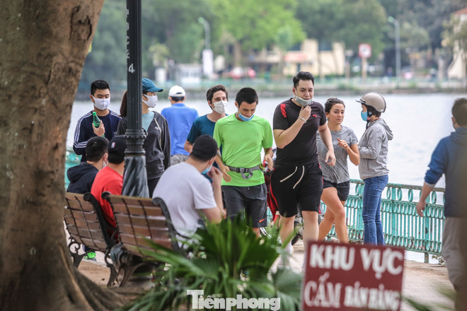 Hà Nội trước giờ 'cách ly toàn xã hội' ảnh 9