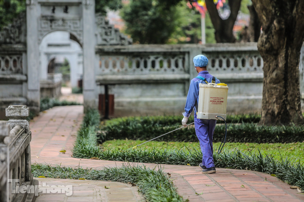 Hà Nội phun khử trùng hàng loạt di tích ảnh 10
