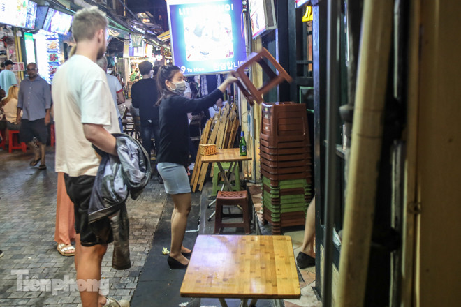 Quán bar, quán nhậu phố cổ đóng cửa, khách Tây ngẩn ngơ ảnh 6