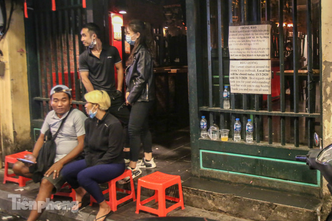 Quán bar, quán nhậu phố cổ đóng cửa, khách Tây ngẩn ngơ ảnh 3