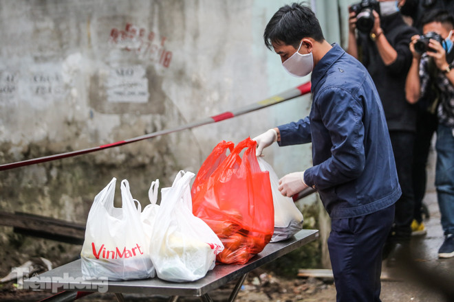 Phát thực phẩm miễn phí cho người dân khu cách ly ảnh 7