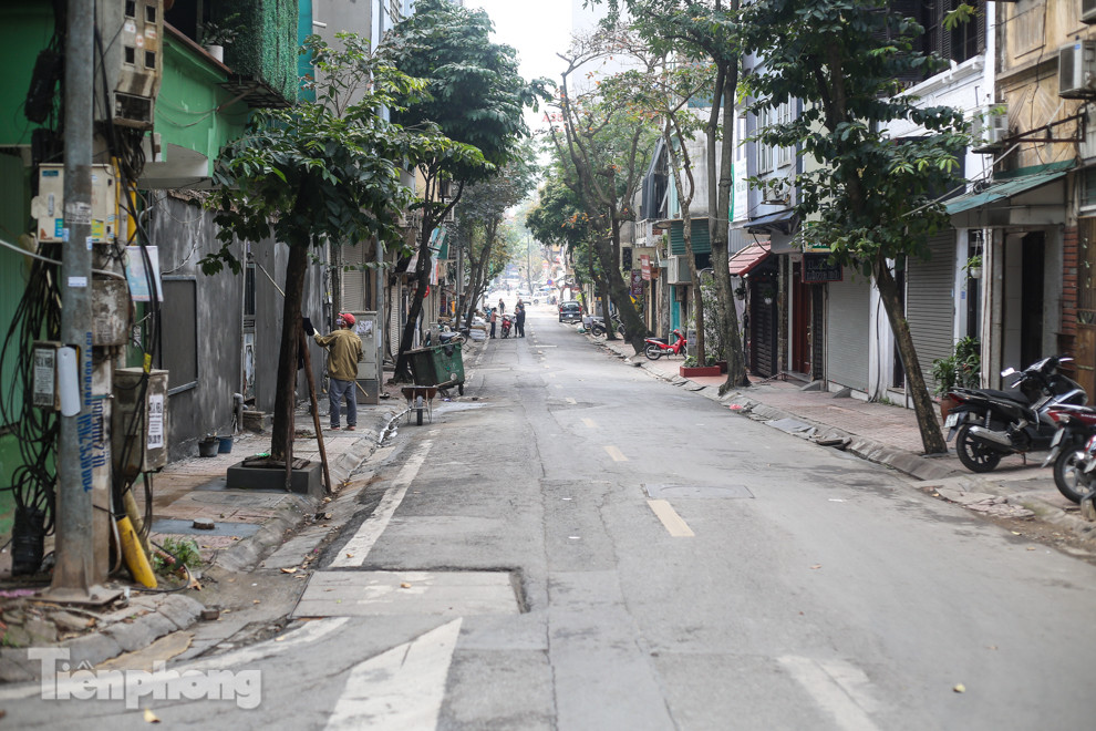 Nhịp sống 'chậm' xung quanh phố Trúc Bạch bị cách ly ảnh 10