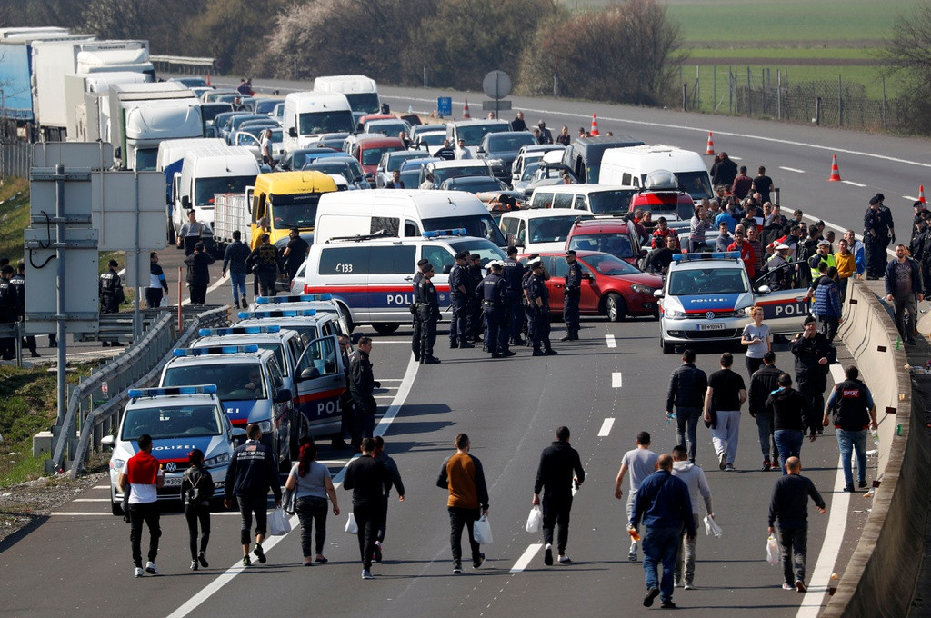 Châu Âu ùn tắc vì lệnh phong tỏa Covid-19 ảnh 1