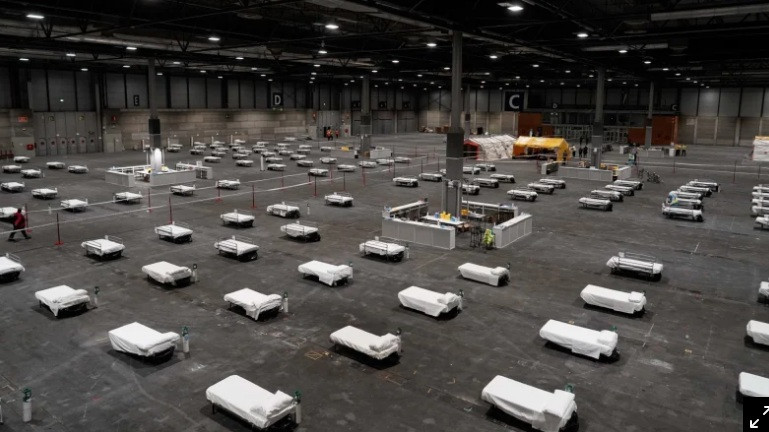 COVID-19: Tây Ban Nha biến sân băng thành nhà xác ảnh 1