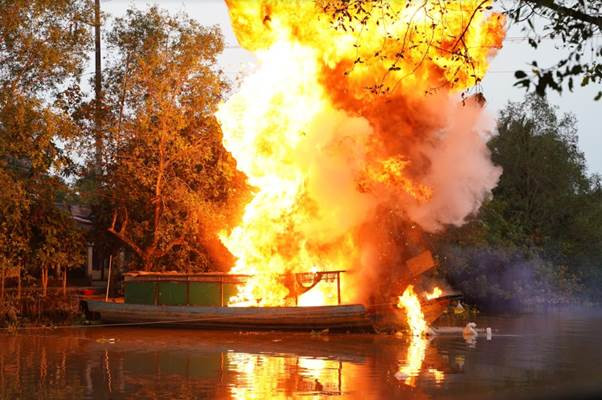 Lý Hải hú hồn nhớ lại khoảnh khắc “thoát chết trong gang tấc” khi quay “Lật mặt: 48H” ảnh 8