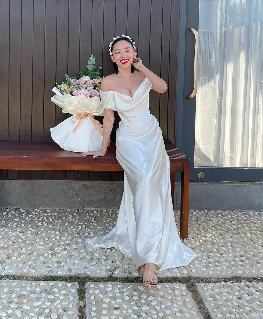 Kỷ niệm 1 năm kết hôn, Tóc Tiên mặc lại váy cưới cũ khoe khéo vòng 1 căng đầy ảnh 4