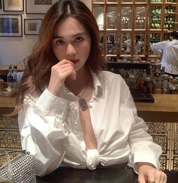 Ngọc Trinh “bỏ quên” nội y khi xuống phố khiến vòng 1 giảm hẳn độ nóng bỏng ảnh 8