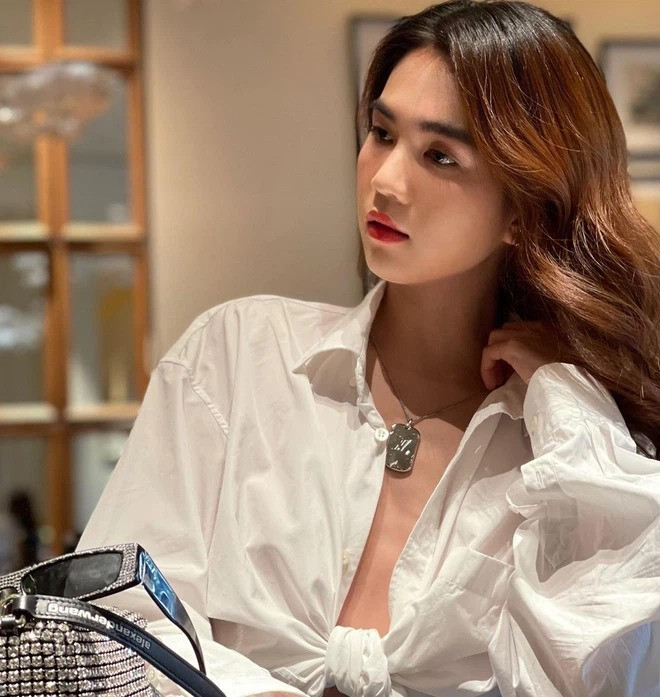 Ngọc Trinh “bỏ quên” nội y khi xuống phố khiến vòng 1 giảm hẳn độ nóng bỏng ảnh 6