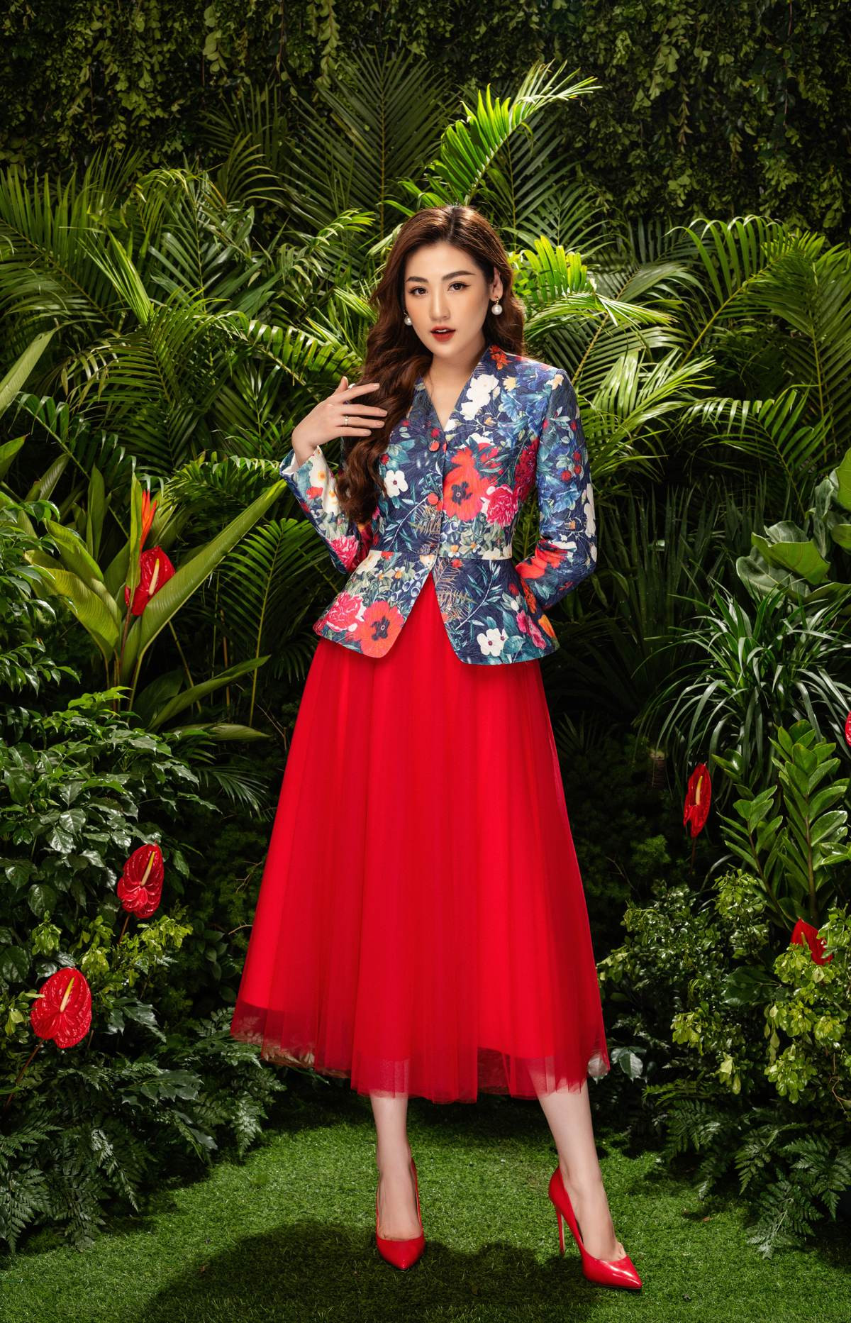 Cùng Hoa hậu Đỗ Thị Hà chọn một bộ váy hoa cho mùa Xuân thêm rực rỡ ảnh 7