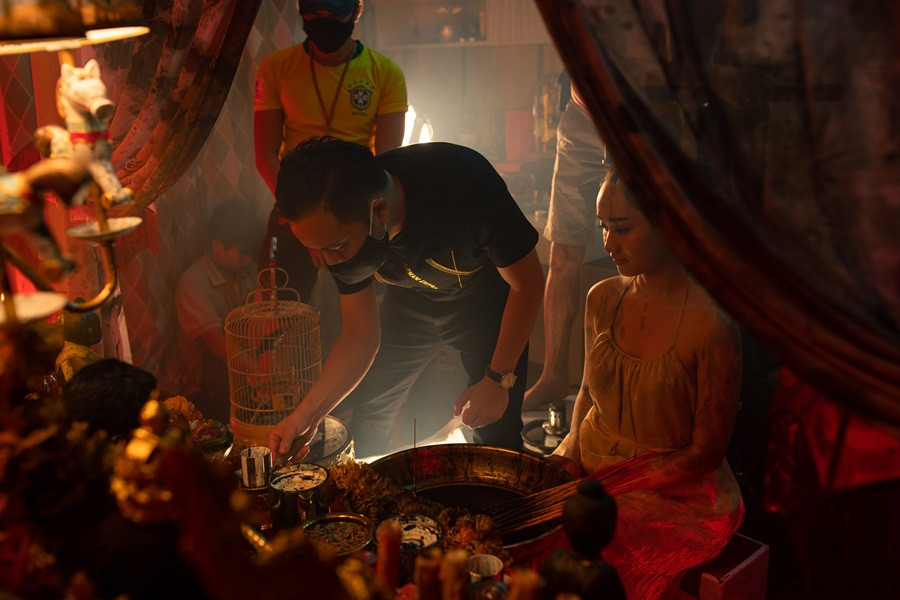 Liên tục bị đồn nuôi Kumanthong trong nhà để chơi ngải, đạo diễn Victor Vũ nói gì? ảnh 6