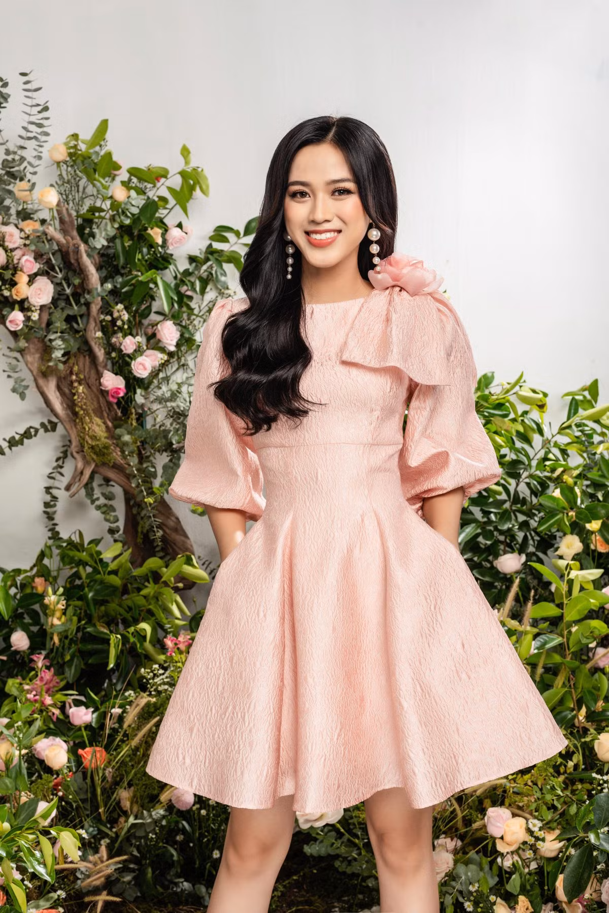 Nhờ vóc dáng chuẩn mà Hoa hậu Đỗ Thị Hà mặc phong cách nào cũng đẹp ảnh 9