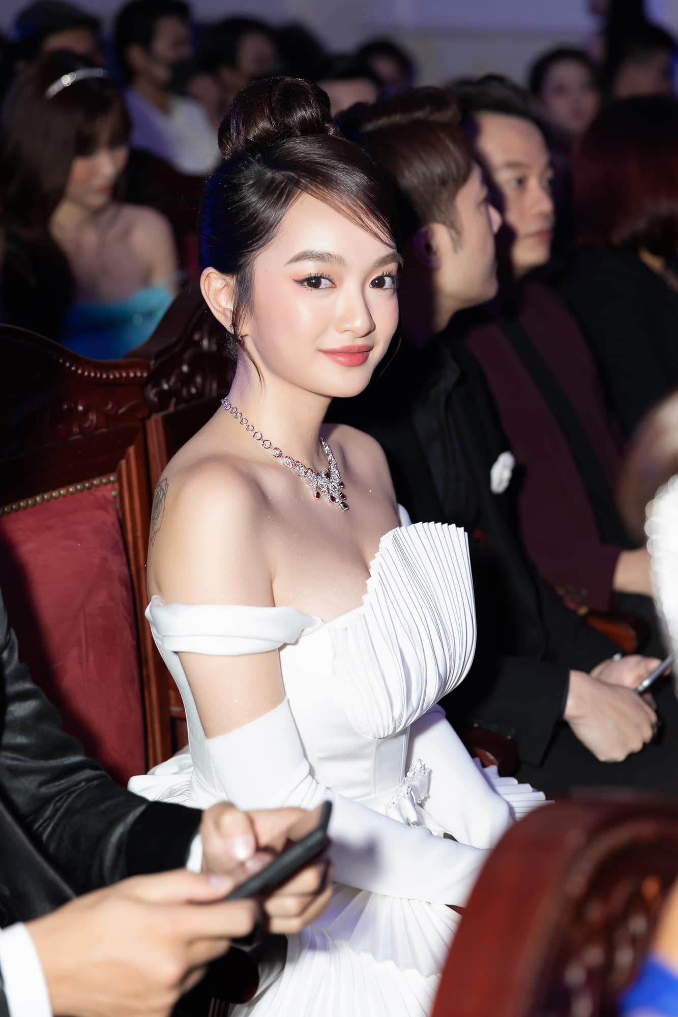 Kaity Nguyễn ngực “khủng” cỡ nào mà phải đi thu nhỏ vòng 1 để vóc dáng đẹp hơn? ảnh 8