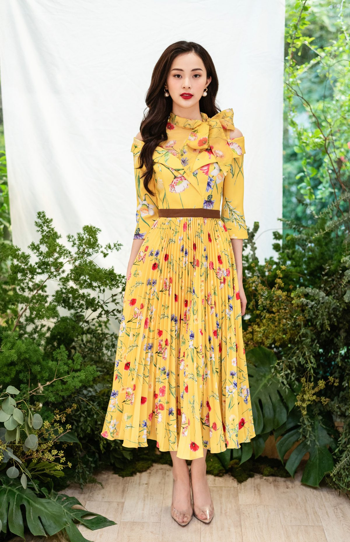 Cùng Hoa hậu Đỗ Thị Hà chọn một bộ váy hoa cho mùa Xuân thêm rực rỡ ảnh 8