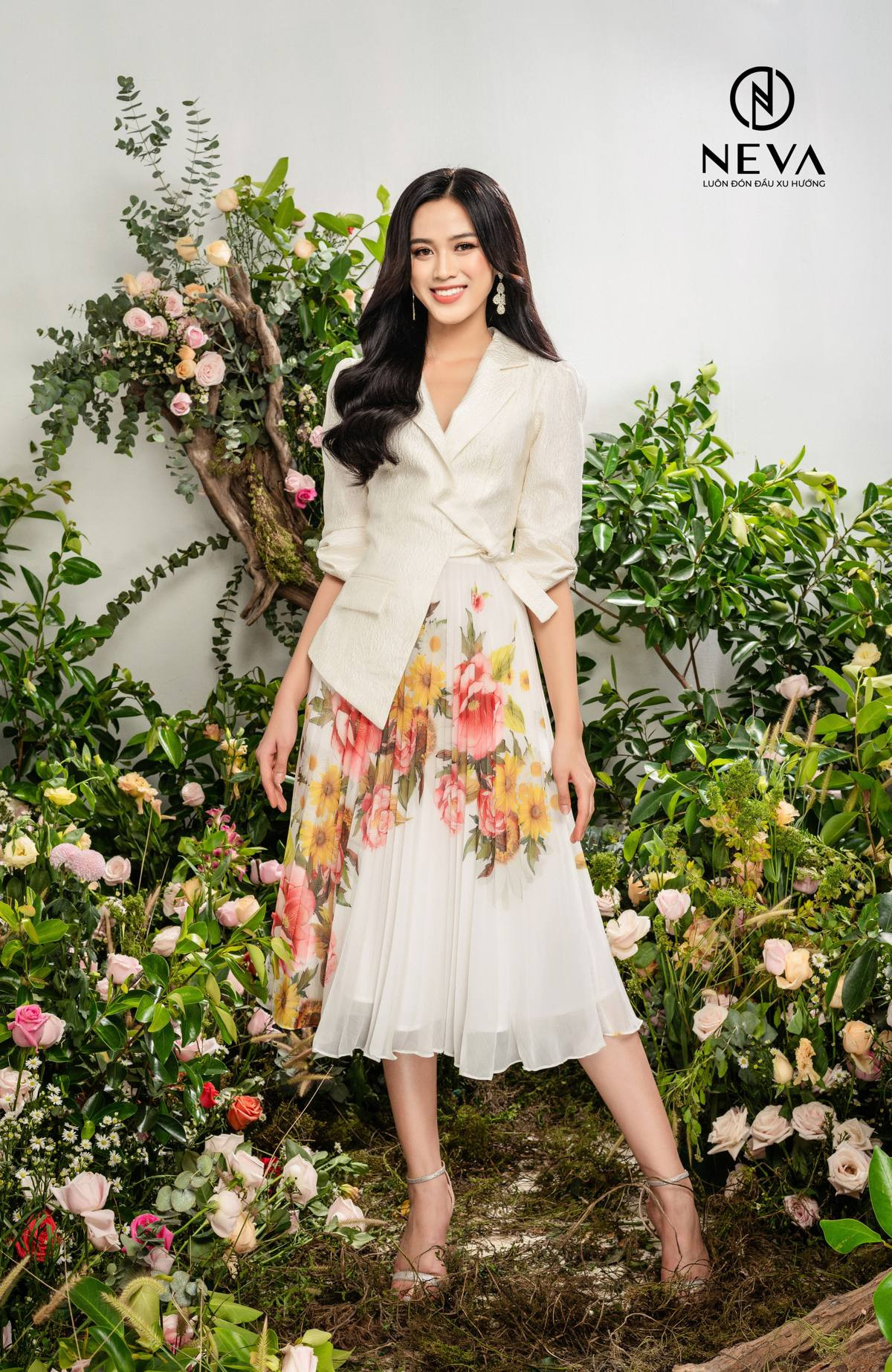 Hoa hậu, Á hậu mặc gì cũng đẹp nhưng xuất sắc nhất là khoe dáng với họa tiết hoa ảnh 8