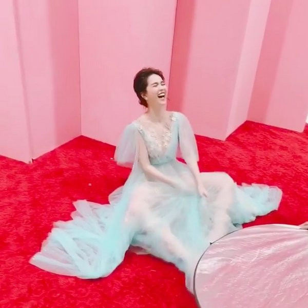 Chính Ngọc Trinh cũng phải đỏ mặt khi bị Chi Pu nhắc đến thói quen kém duyên này ảnh 9