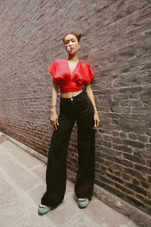 Hàng loạt mỹ nhân Việt bị chê ăn mặc phản cảm khi đi lễ đầu năm ảnh 10