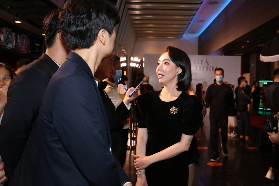 Thường sánh đôi cùng Tiến Luật, cớ sao Thu Trang lại một mình lẻ bóng đi xem phim? ảnh 6