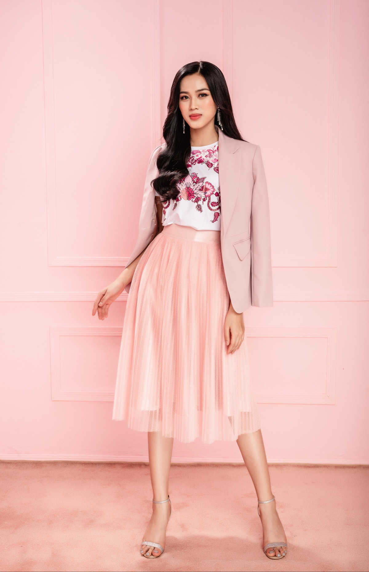 Hoa hậu Đỗ Thị Hà cùng hai Á hậu chọn gì để diện Tết và mùa lễ hội cuối năm? ảnh 10