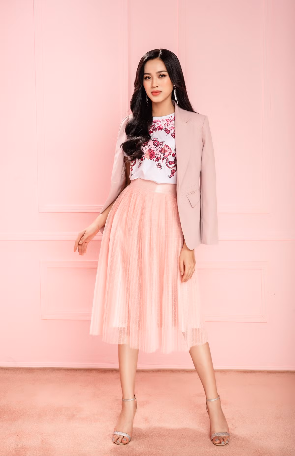 Hoa hậu Đỗ Thị Hà cùng hai Á hậu chọn gì để diện Tết và mùa lễ hội cuối năm? ảnh 10