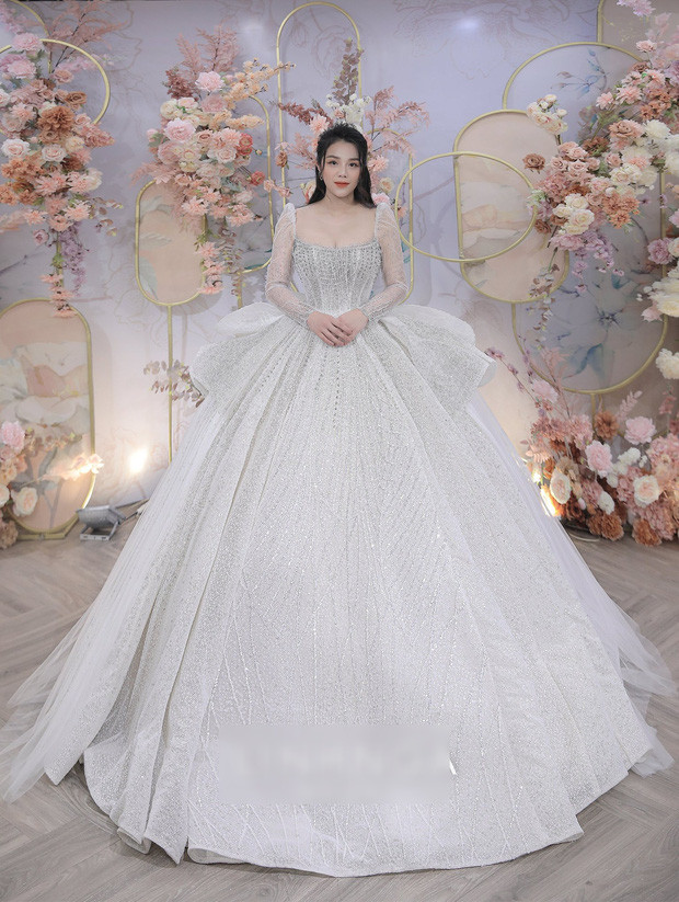 Không chỉ chi mạnh tiền, cầu thủ Bùi Tiến Dũng còn lên ý tưởng thiết kế váy cưới tặng vợ ảnh 7